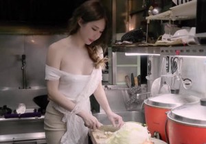 在餐廳廚房忙碌時廚師一直調戲老闆娘-辛尤里
