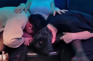 和两粉丝在KTV玩3P-e妻