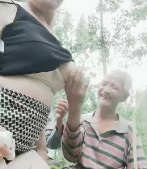 燕姐下乡户外专门勾引农村老头野战一次找了3个色老头4P给他们喝红牛补体力