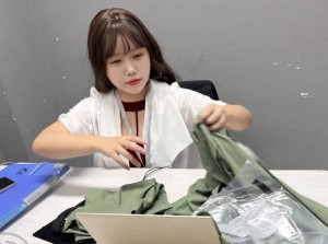 把舅妈按在地上当狗操