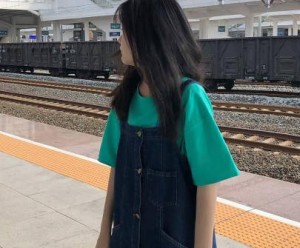 让18岁的小妹妹穿上半腿袜一起多人5P