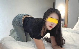 窗前凌辱前凸后翘的极品人妻