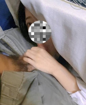 妹妹餐桌下舔食哥哥的肉棒