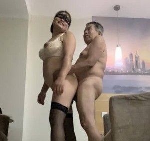 大爷头发都白了被风骚熟女勾引到宾馆玩3P老将出马依然雄风不减