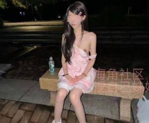 校园内石凳上抱着被保安看见的风险疯狂与妹妹做爱