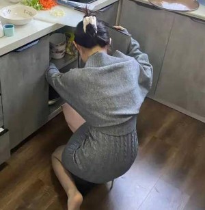 老爸不在家我溜进爸妈房间内射36岁后妈