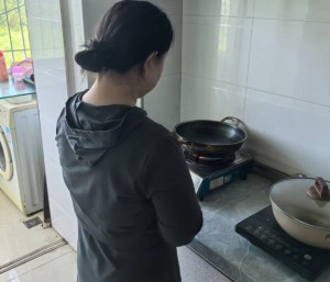 让姐姐给我吃好几天没洗的鸡吧把姐姐给恶心后操了她