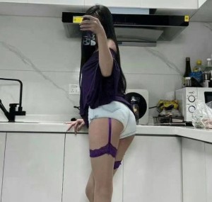 爆操偷情人妻趁着老公不在去她家里搞她果然老婆还是别人家的好