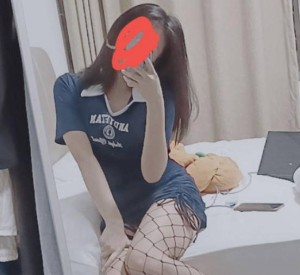 把弟弟支到隔壁的房间然后爆操躲在床上的女儿