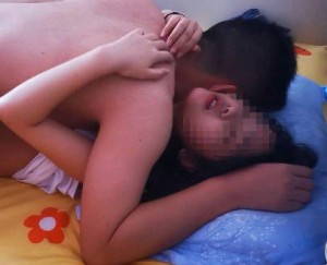 给女儿水杯下入催情粉