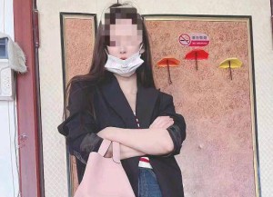 大嫂经不住勾搭来我家找我被我疯狂抽插