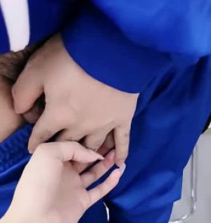 性感骚货老师诱惑还在补习的学生摸奶子