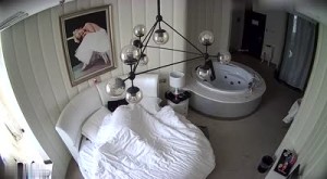 酒店偷拍-年轻小哥晚上酒吧泡个醉酒女早上起来侧入她搞完自己先离开