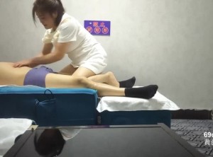 本来只想按个摩轻松下抵挡不了技师的风骚淫语挑逗-燕姐