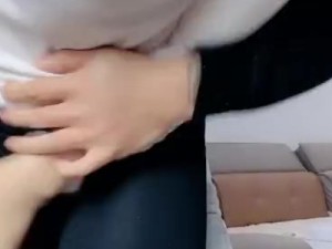 调戏穿健身裤要出门的嫂子把她按到沙发上内射