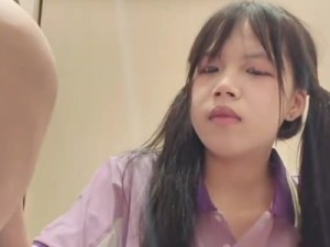 19岁嫩妹啥经验没有口深一点就反胃还有点羞涩-鱼哥